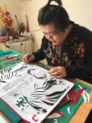 禪城文藝作者以剪紙、書法為載體，為武漢加油打氣并承辦展覽活動